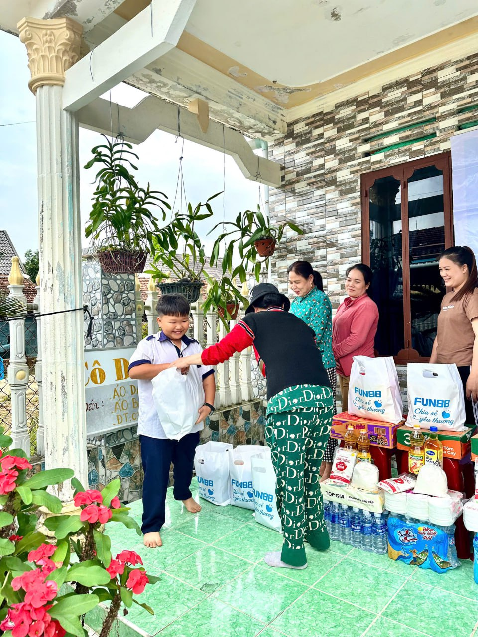 Khi doanh nghiệp đồng hành cùng cộng đồng: Câu chuyện Fun88 ủng hộ miền Trung lũ lụt - Ảnh 6